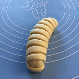 汤种毛毛虫<a href=/shicai/mimian/MianBao/index.html target=_blank><u>面包</u></a>