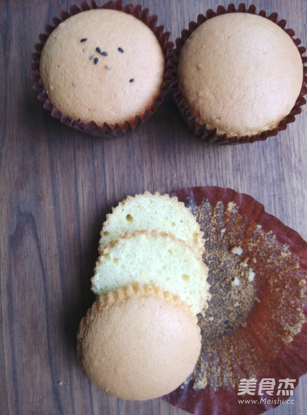 仿真汉堡<a href=/shicai/mimian/NaiYou/index.html target=_blank><u>奶油</u></a>杯蛋糕的做法