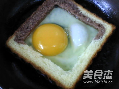 煎<a href=/shicai/rouqin/JiDan/index.html target=_blank><u>鸡蛋</u></a>土司的做法