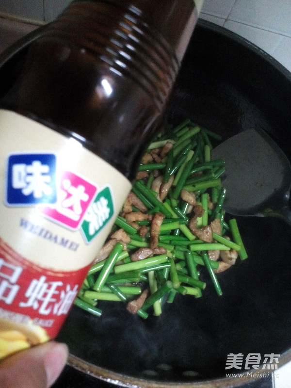 肉丝炒<a href=/shicai/shucai/SuanTai/index.html target=_blank><u>蒜薹</u></a>的做法