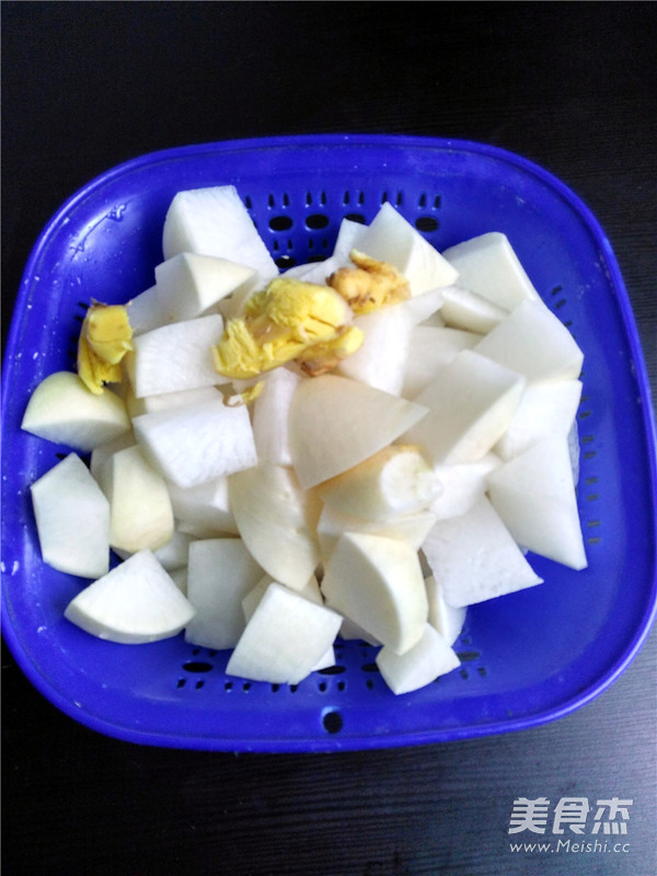 白<a href=/shicai/shucai/LuoBo/index.html target=_blank><u>萝卜</u></a><a href=/shicai/rouqin/PaiGu/index.html target=_blank><u>排骨</u></a>汤的做法