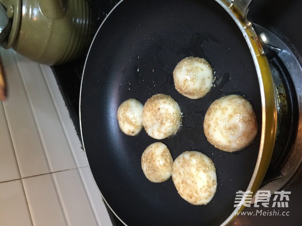 <a href=/shicai/guopin/ZhiMa/index.html target=_blank><u>芝麻</u></a><a href=/shicai/shucai/ZiShu/index.html target=_blank><u>紫薯</u></a>饼的做法