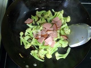 <a href=/shicai/rouqin/XiangChang/index.html target=_blank><u>香肠</u></a>烧<a href=/shicai/shucai/CaiHua/index.html target=_blank><u>菜花</u></a>