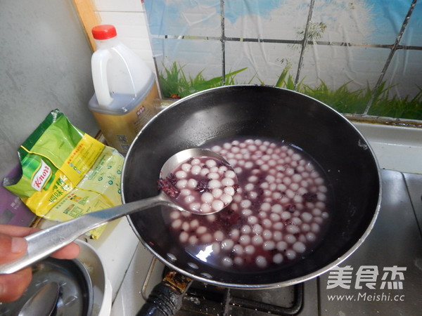 <a href=/shicai/mimian/HeiMi/index.html target=_blank><u>黑米</u></a>酒酿小丸子的做法