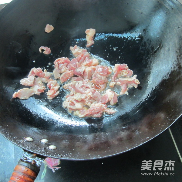 <a href=/shicai/shucai/XiQin/index.html target=_blank><u>西芹</u></a><a href=/shicai/shucai/QingJiao/index.html target=_blank><u>青椒</u></a>肉丝的做法