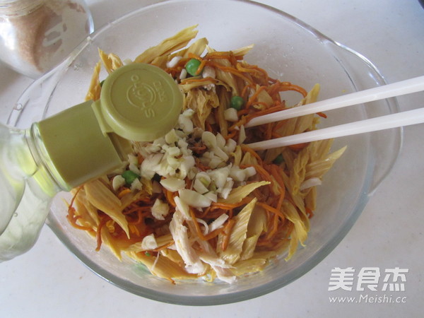 <a href=/shicai/mimian/FuZhu/index.html target=_blank><u>腐竹</u></a>虫草花拌鸡丝的做法