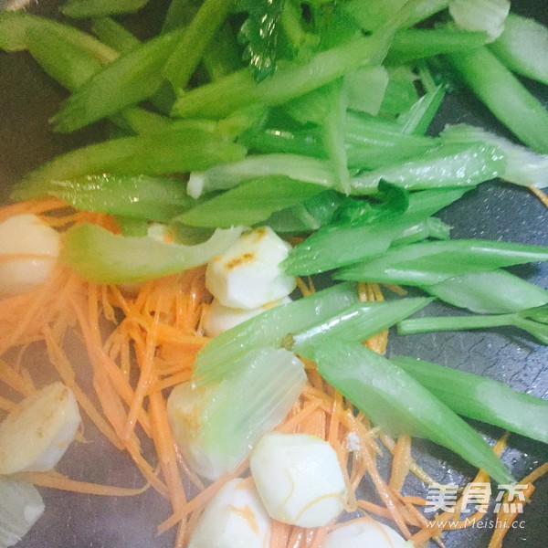 <a href=/shicai/shucai/XiQin/index.html target=_blank><u>西芹</u></a>炒<a href=/shicai/shuichanpin/YuWan/index.html target=_blank><u>鱼丸</u></a>的做法