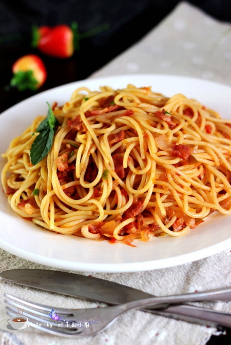 <a href=/shicai/rouqin/PeiGen/index.html target=_blank><u>培根</u></a><a href=/shicai/mimian/YiDaLiMian/index.html target=_blank><u>意大利面</u></a>的做法