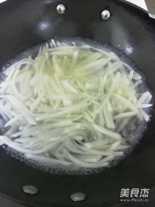 白<a href=/shicai/shucai/LuoBo/index.html target=_blank><u>萝卜</u></a>丝汤的做法