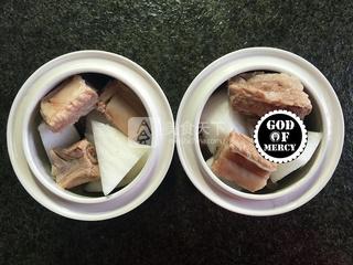 秋季减肥正当时养颜瘦身的白<a href=/shicai/shucai/LuoBo/index.html target=_blank><u>萝卜</u></a><a href=/shicai/rouqin/PaiGu/index.html target=_blank><u>排骨</u></a>汤