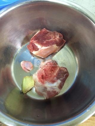 鳄鱼<a href=/shicai/shucai/ShanYao/index.html target=_blank><u>山药</u></a>骨头汤