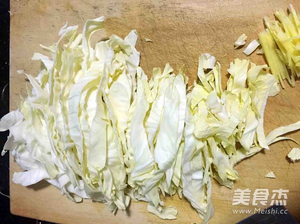 <a href=/shicai/shucai/HongShu/index.html target=_blank><u>红薯</u></a>粉炒包菜的做法