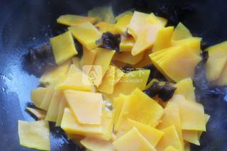 杂蔬炒<a href=/shicai/shucai/NanGua/index.html target=_blank><u>南瓜</u></a>