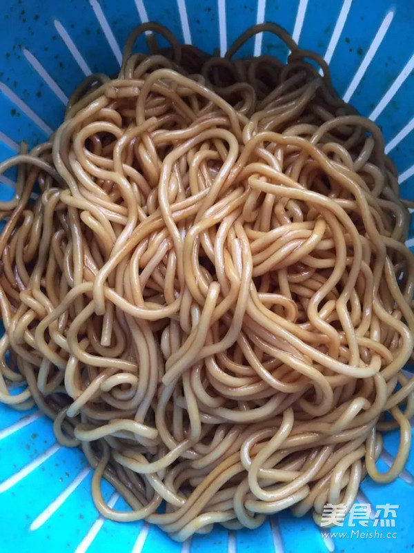 <a href=/shicai/shucai/QingCai/index.html target=_blank><u>青菜</u></a>肉沫炒面的做法