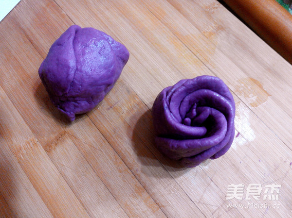 <a href=/shicai/shucai/ZiShu/index.html target=_blank><u>紫薯</u></a><a href=/shicai/shucai/MeiGuiHua/index.html target=_blank><u>玫瑰花</u></a>卷的做法