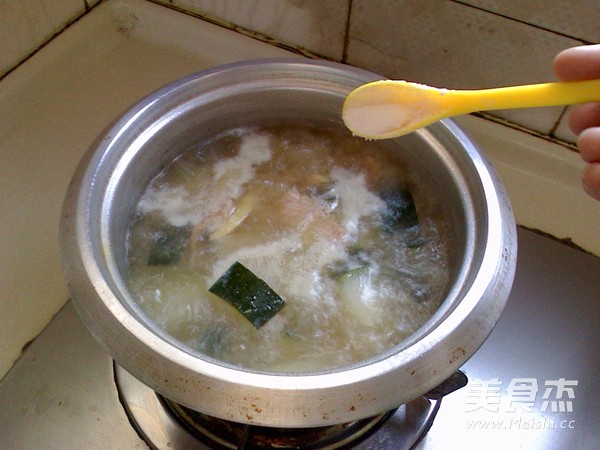 <a href=/shicai/shucai/DongGua/index.html target=_blank><u>冬瓜</u></a>瘦肉汤的做法