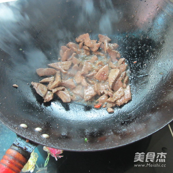 黄反炒<a href=/shicai/rouqin/ZhuGan/index.html target=_blank><u>猪肝</u></a>的做法