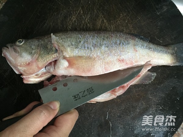 <a href=/shicai/shuichanpin/LuYu/index.html target=_blank><u>鲈鱼</u></a>怎么做好吃——蒜香<a href=/shicai/shuichanpin/LuYu/index.html target=_blank><u>鲈鱼</u></a>的做法