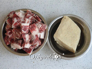 <a href=/shicai/rouqin/NiuRou/index.html target=_blank><u>牛肉</u></a>炖冻<a href=/shicai/mimian/DouFu/index.html target=_blank><u>豆腐</u></a>