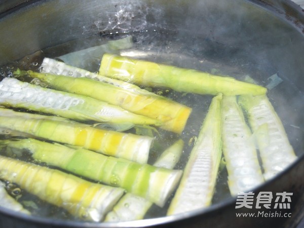 <a href=/shicai/rouqin/LaRou/index.html target=_blank><u>腊肉</u></a>蒸<a href=/shicai/shucai/ZhuSun/index.html target=_blank><u>竹笋</u></a>的做法