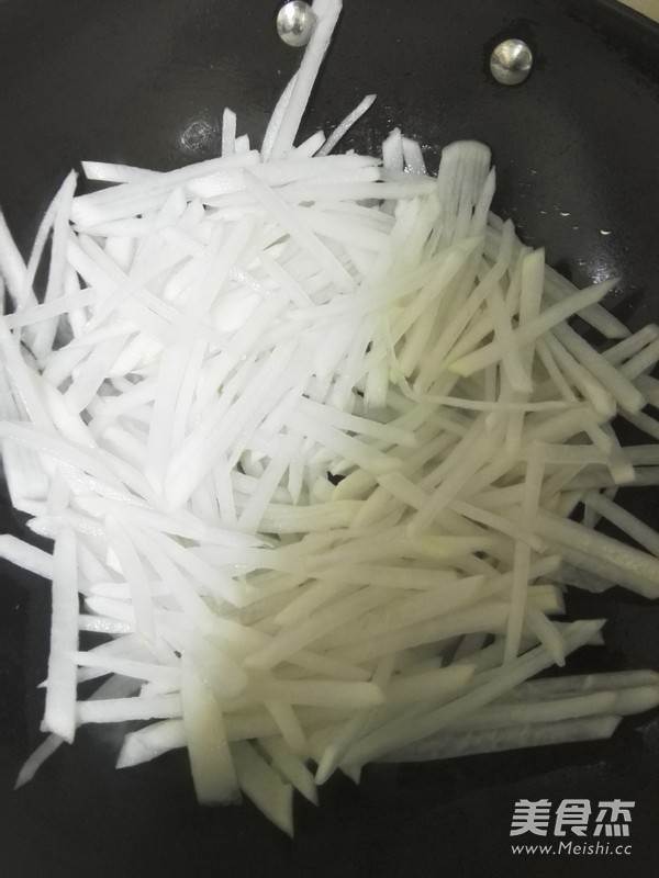 白<a href=/shicai/shucai/LuoBo/index.html target=_blank><u>萝卜</u></a>丝汤的做法
