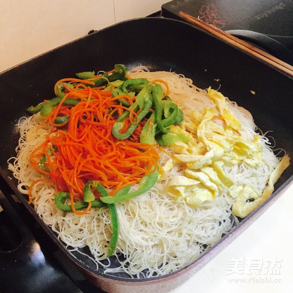 圆椒炒<a href=/shicai/mimian/MiFen/index.html target=_blank><u>米粉</u></a>的做法