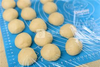 花朵豆沙<a href=/shicai/mimian/MianBao/index.html target=_blank><u>面包</u></a>