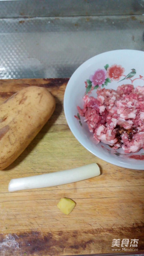 <a href=/shicai/shucai/LianOu/index.html target=_blank><u>莲<a href=/shicai/shucai/Ou/index.html target=_blank><u>藕</u></a></u></a><a href=/shicai/rouqin/ZhuRou/index.html target=_blank><u>猪肉</u></a>饺子的做法