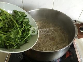 金针菇<a href=/shicai/rouqin/FeiNiu/index.html target=_blank><u>肥牛</u></a>汤