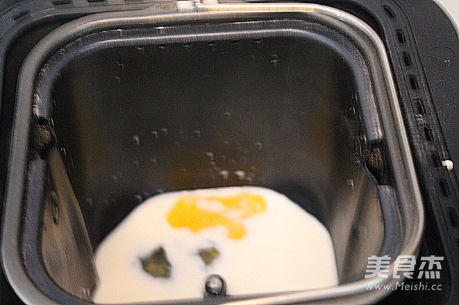 <a href=/shicai/guopin/ZhiMa/index.html target=_blank><u>芝麻</u></a>豆沙<a href=/shicai/mimian/MianBao/index.html target=_blank><u>面包</u></a>的做法