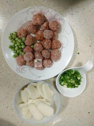 肉丸包菜汤<a href=/shicai/mimian/NianGao/index.html target=_blank><u>年糕</u></a>