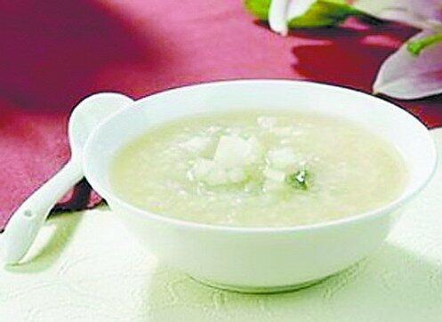 秋季缓解咳嗽的——白<a href=/shicai/shucai/LuoBo/index.html target=_blank><u>萝卜</u></a>粥怎么做?