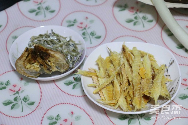 <a href=/shicai/shucai/HuangDouYa/index.html target=_blank><u><a href=/shicai/mimian/HuangDou/index.html target=_blank><u>黄豆</u></a>芽</u></a>明太鱼汤的做法