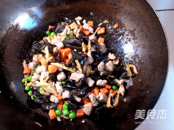 <a href=/shicai/shucai/ZhaCai/index.html target=_blank><u>榨菜</u></a>炒肉的做法