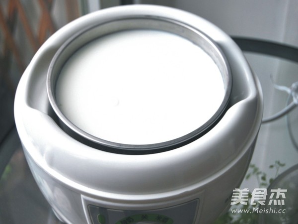 自制<a href=/shicai/mimian/SuanNai/index.html target=_blank><u>酸奶</u></a>的做法