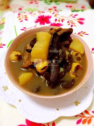 红松菇<a href=/shicai/shucai/BanLi/index.html target=_blank><u>板栗</u></a>炖小鸡汤