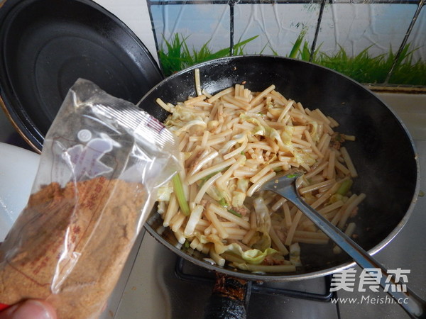 蛋皮<a href=/shicai/rouqin/HuoTui/index.html target=_blank><u>火腿</u></a>炒<a href=/shicai/mimian/NianGao/index.html target=_blank><u>年糕</u></a>的做法