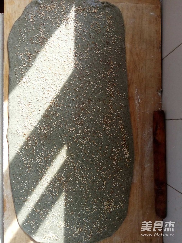 杂粮<a href=/shicai/guopin/ZhiMa/index.html target=_blank><u>芝麻</u></a>花卷的做法