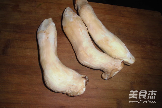 <a href=/shicai/shucai/XingBaoGu/index.html target=_blank><u><a href=/shicai/guopin/Xing/index.html target=_blank><u>杏</u></a>鲍菇</u></a>炒肉的做法