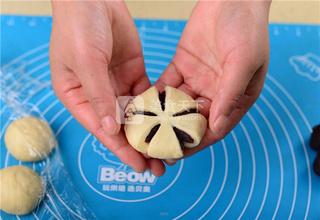 花朵豆沙<a href=/shicai/mimian/MianBao/index.html target=_blank><u>面包</u></a>