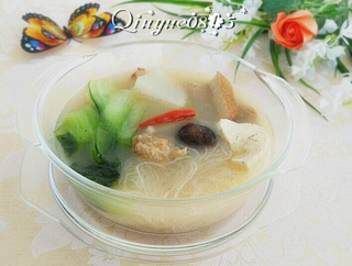 白<a href=/shicai/shucai/LuoBo/index.html target=_blank><u>萝卜</u></a>炖<a href=/shicai/mimian/DouFu/index.html target=_blank><u>豆腐</u></a>小砂锅