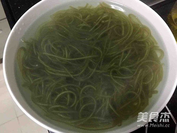 <a href=/shicai/shucai/HongShu/index.html target=_blank><u>红薯</u></a>粉炒包菜的做法