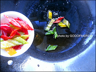 舌尖上的高考:舒缓压力<a href=/shicai/shucai/BaiCai/index.html target=_blank><u>白菜</u></a>炒肉片