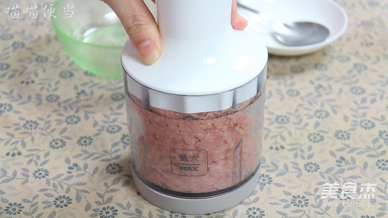 肉末<a href=/shicai/rouqin/JiDan/index.html target=_blank><u>鸡蛋</u></a>卷的做法