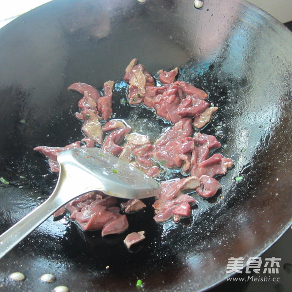 黄反炒<a href=/shicai/rouqin/ZhuGan/index.html target=_blank><u>猪肝</u></a>的做法