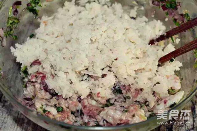 春季提高抵抗力,一定给孩子多吃<a href=/shicai/shucai/LianOu/index.html target=_blank><u>莲<a href=/shicai/shucai/Ou/index.html target=_blank><u>藕</u></a></u></a>!味道超赞的<a href=/shicai/shucai/Ou/index.html target=_blank><u>藕</u></a>香肉饼!的做法