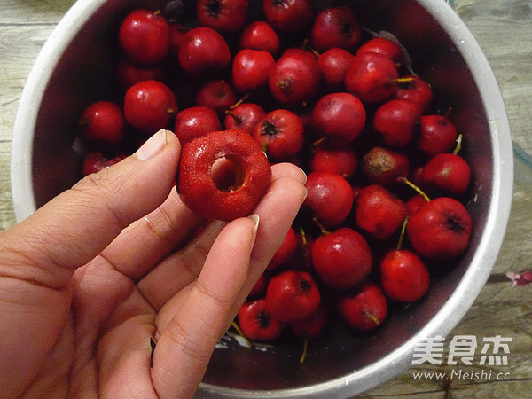 <a href=/shicai/guopin/JvZi/index.html target=_blank><u>橘子</u></a><a href=/shicai/guopin/ShanZha/index.html target=_blank><u>山楂</u></a>糖水(罐头)的做法