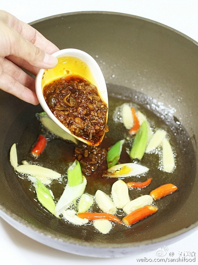 老干妈版香辣<a href=/shicai/shuichanpin/YouYu/index.html target=_blank><u>鱿鱼</u></a>圈步骤4