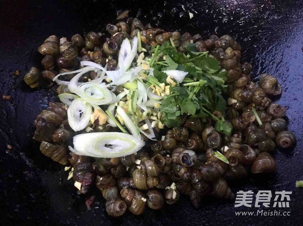 蒜蓉辣酱爆炒<a href=/shicai/shuichanpin/TianLuo/index.html target=_blank><u>田螺</u></a>的做法