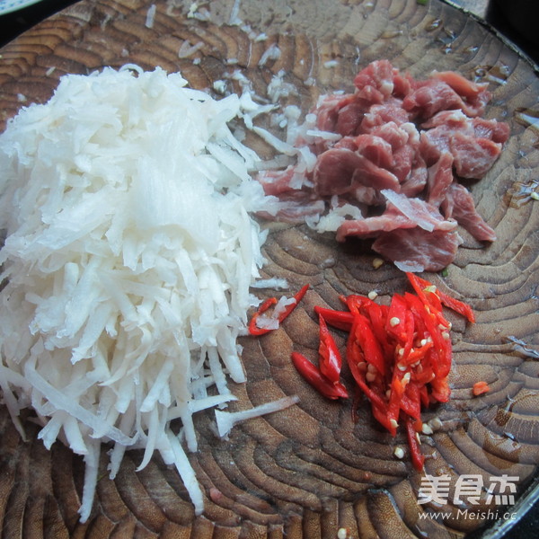 白<a href=/shicai/shucai/LuoBo/index.html target=_blank><u>萝卜</u></a>丝炒肉的做法